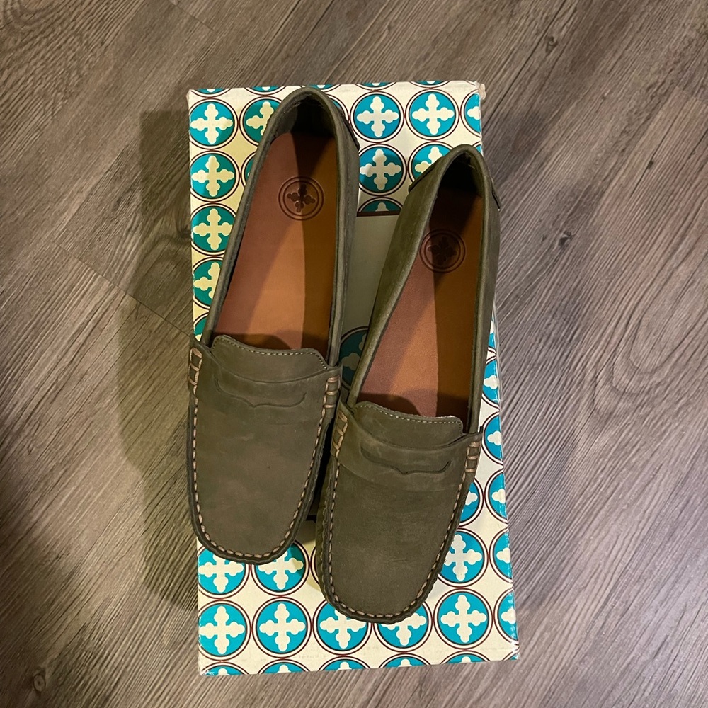 NEVR WORN: Charleston Shoe Company. Olive loafer- size 6